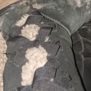 I'm selling these black winter boots